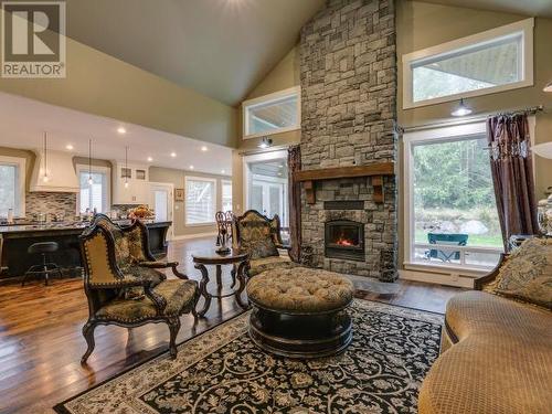 3233 Butler Rd, Powell River, BC - Indoor Photo Showing Living Room With Fireplace