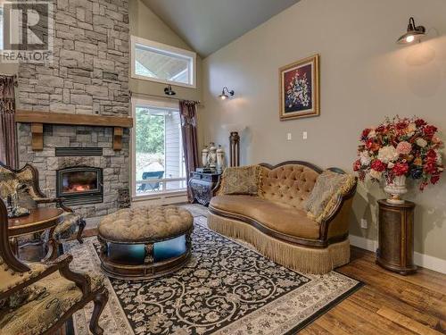 3233 Butler Rd, Powell River, BC - Indoor Photo Showing Living Room With Fireplace