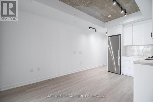 615 - 195 Mccaul Street, Toronto, ON - Indoor Photo Showing Kitchen