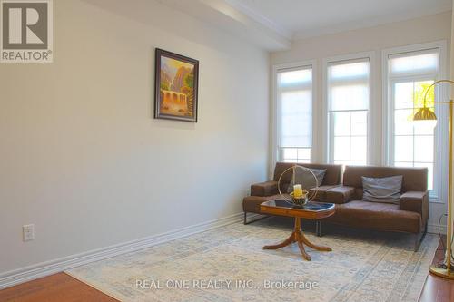 9 Lundigan Drive, Georgina, ON - Indoor Photo Showing Living Room