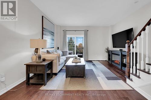 57 Willow Lane, Grimsby, ON - Indoor Photo Showing Living Room