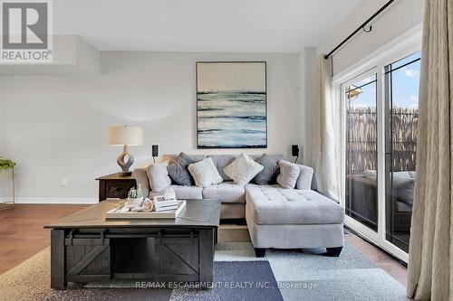 57 Willow Lane, Grimsby, ON - Indoor Photo Showing Living Room