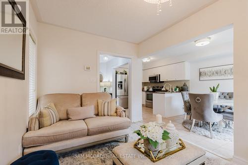 631 Madame Street, Mississauga, ON - Indoor Photo Showing Living Room