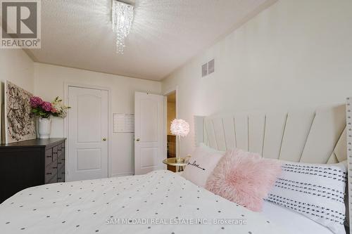 631 Madame Street, Mississauga, ON - Indoor Photo Showing Bedroom