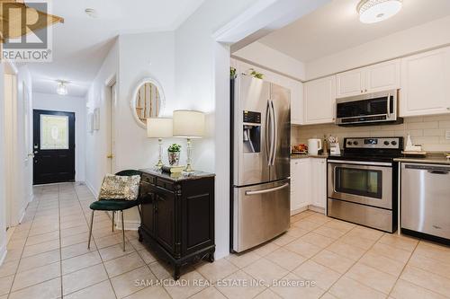 631 Madame Street, Mississauga, ON - Indoor Photo Showing Kitchen