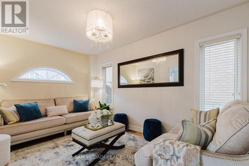 631 Madame Street, Mississauga, ON - Indoor Photo Showing Living Room