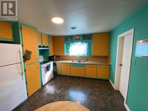 6887 16Th Street, Grand Forks, BC - Indoor Photo Showing Kitchen