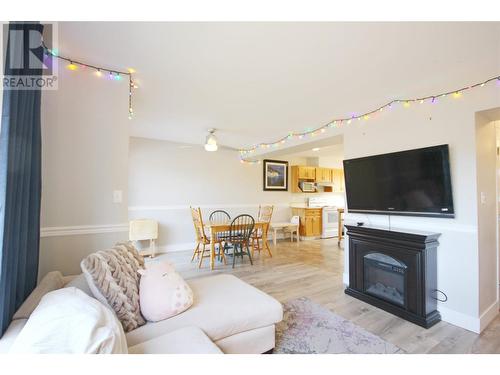 1458 Penticton Avenue Unit# 175, Penticton, BC - Indoor Photo Showing Living Room With Fireplace