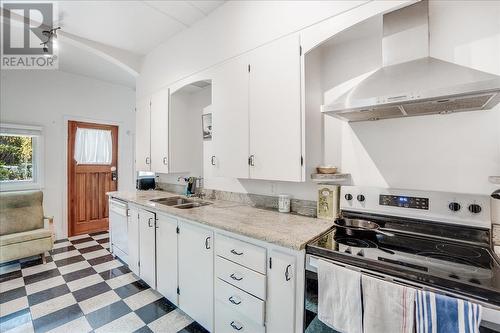 606 Carbonate Street, Nelson, BC - Indoor Photo Showing Kitchen With Double Sink