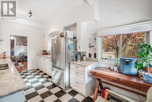 606 Carbonate Street, Nelson, BC - Indoor Photo Showing Kitchen