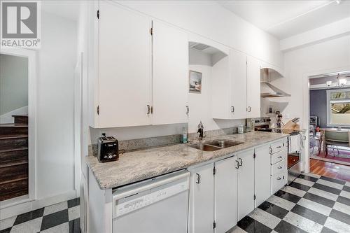 606 Carbonate Street, Nelson, BC - Indoor Photo Showing Kitchen With Double Sink