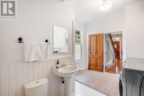 606 Carbonate Street, Nelson, BC - Indoor Photo Showing Bathroom