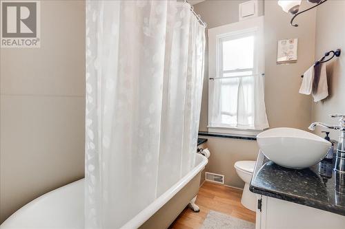 606 Carbonate Street, Nelson, BC - Indoor Photo Showing Bathroom