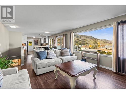 3800 35A Street, Vernon, BC - Indoor Photo Showing Living Room