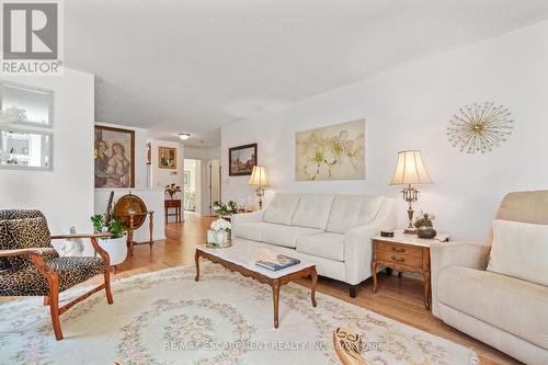 3918 Pleasantview Lane, Lincoln, ON - Indoor Photo Showing Living Room