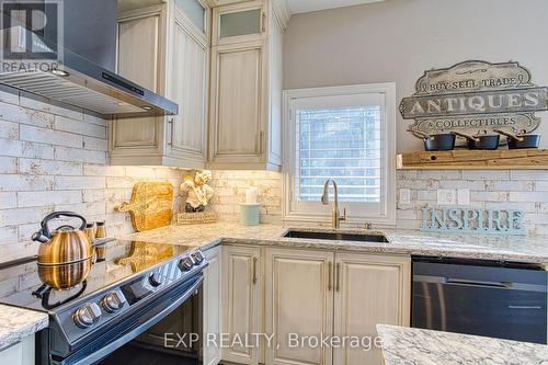 41 Valiant Circle, Hamilton, ON - Indoor Photo Showing Kitchen With Upgraded Kitchen