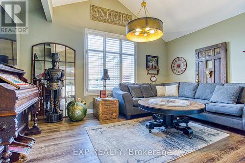 41 Valiant Circle, Hamilton, ON - Indoor Photo Showing Living Room