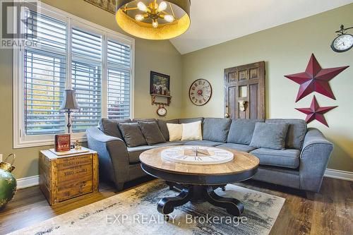 41 Valiant Circle, Hamilton, ON - Indoor Photo Showing Living Room