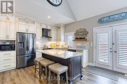 4 Valiant Circle, Hamilton, ON - Indoor Photo Showing Kitchen With Upgraded Kitchen