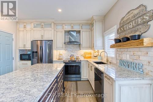 4 Valiant Circle, Hamilton, ON - Indoor Photo Showing Kitchen With Upgraded Kitchen