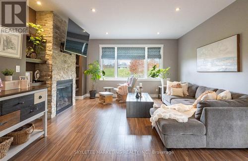 536 Juliana Drive, Strathroy-Caradoc, ON - Indoor Photo Showing Living Room With Fireplace