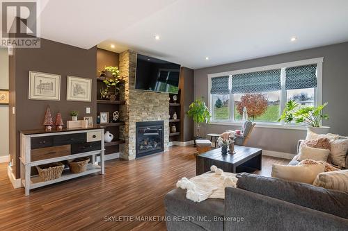 536 Juliana Drive, Strathroy-Caradoc, ON - Indoor Photo Showing Living Room With Fireplace