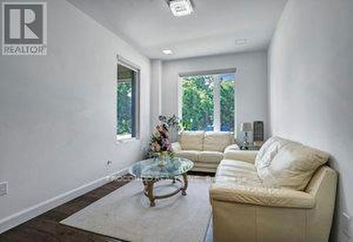 Room 1 - 528 Jones Road, Hamilton, ON - Indoor Photo Showing Living Room