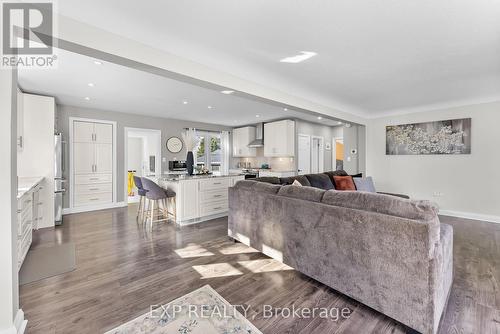 121 Louth Street, St. Catharines, ON - Indoor Photo Showing Living Room