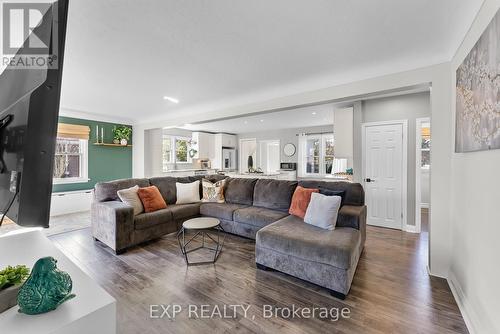 121 Louth Street, St. Catharines, ON - Indoor Photo Showing Living Room