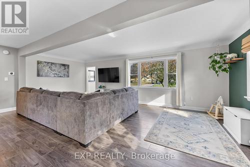 121 Louth Street, St. Catharines, ON - Indoor Photo Showing Living Room