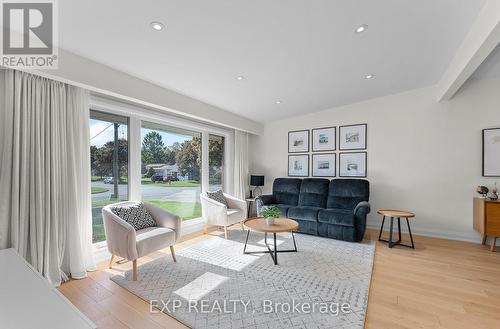 6977 Waterloo Drive, Niagara Falls, ON - Indoor Photo Showing Living Room