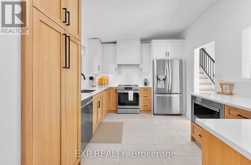 6977 Waterloo Drive, Niagara Falls, ON - Indoor Photo Showing Kitchen With Stainless Steel Kitchen With Double Sink