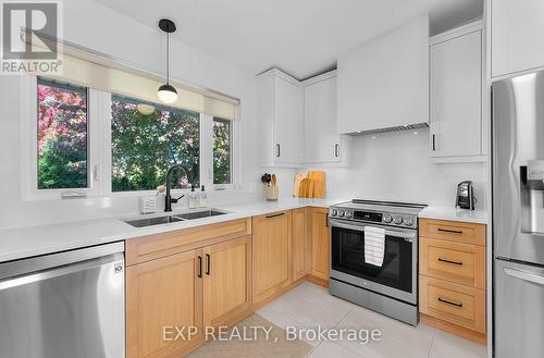 6977 Waterloo Drive, Niagara Falls, ON - Indoor Photo Showing Kitchen With Stainless Steel Kitchen With Double Sink