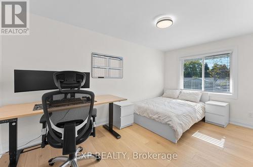 6977 Waterloo Drive, Niagara Falls, ON - Indoor Photo Showing Bedroom