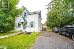 View of front facade featuring a front yard - 