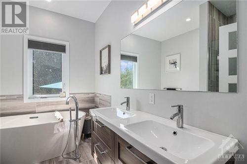 524 Voie Ferree Street, Hammond, ON - Indoor Photo Showing Bathroom