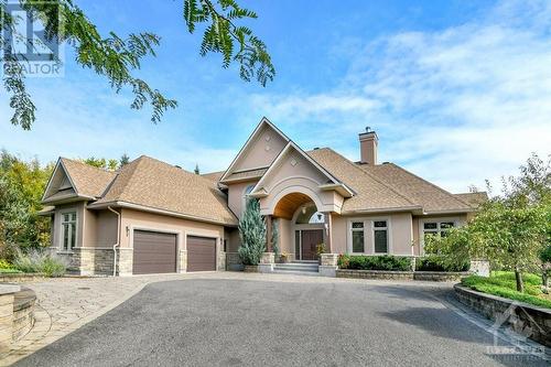 Strong curb appeal - 5844 Longhearth Way, Manotick, ON - Outdoor With Facade