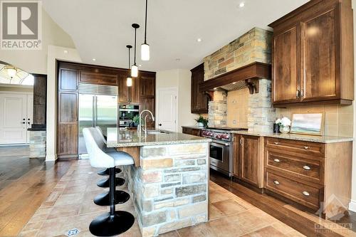 a kitchen that encourages the gourmand in us all - 5844 Longhearth Way, Manotick, ON - Indoor Photo Showing Kitchen With Upgraded Kitchen