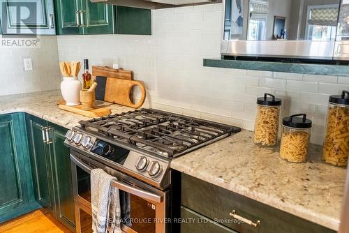 10 Sawyer Avenue, Whitby (Brooklin), ON - Indoor Photo Showing Kitchen With Upgraded Kitchen