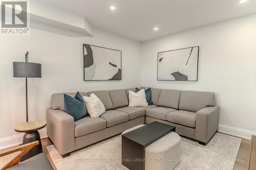 104 Fadine Road, Newmarket, ON - Indoor Photo Showing Living Room