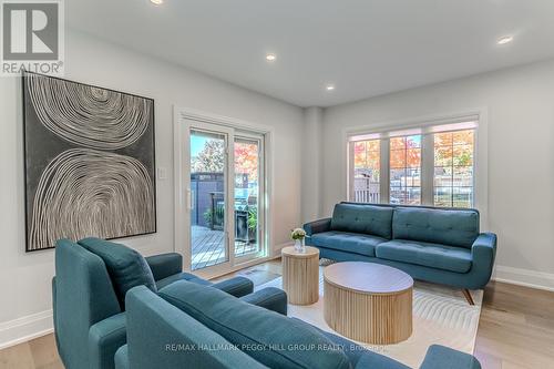 104 Fadine Road, Newmarket, ON - Indoor Photo Showing Living Room