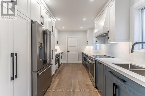 104 Fadine Road, Newmarket, ON - Indoor Photo Showing Kitchen With Double Sink With Upgraded Kitchen