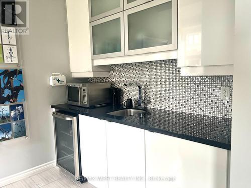 402 - 720 Yonge Street, Barrie, ON - Indoor Photo Showing Kitchen