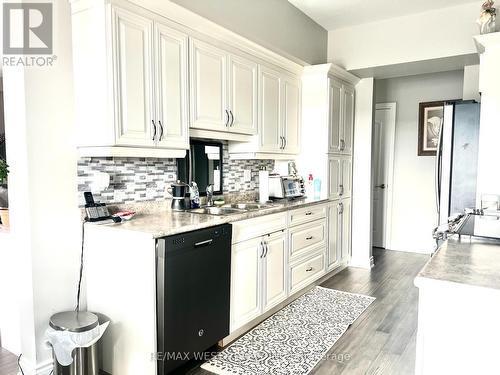 402 - 720 Yonge Street, Barrie, ON - Indoor Photo Showing Kitchen