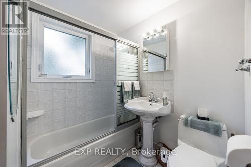 973 Sierra Boulevard, Mississauga, ON - Indoor Photo Showing Bathroom