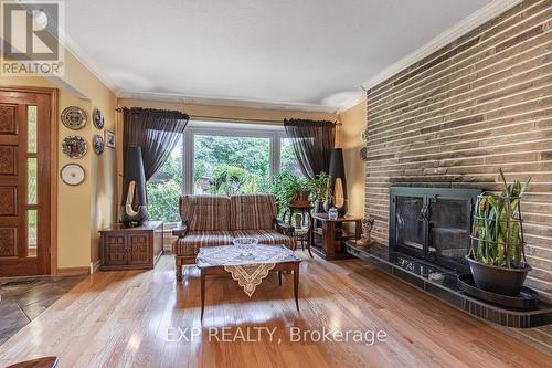 973 Sierra Boulevard, Mississauga, ON - Indoor Photo Showing Living Room With Fireplace