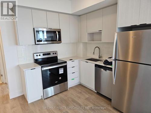 1907 - 202 Burnhamthorpe Road E, Mississauga, ON - Indoor Photo Showing Kitchen With Upgraded Kitchen