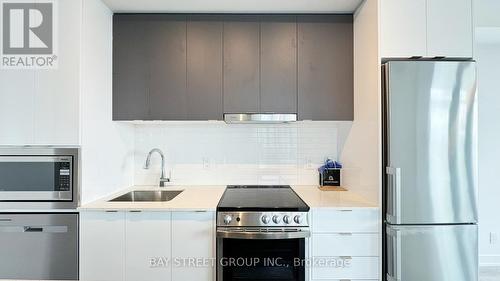 B-626 - 50 Upper Mall Way, Vaughan, ON - Indoor Photo Showing Kitchen With Upgraded Kitchen