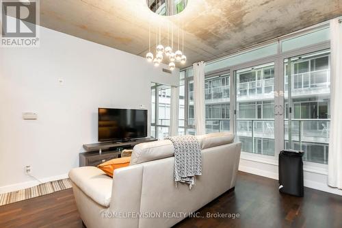 421 - 75 Portland Street, Toronto, ON - Indoor Photo Showing Living Room