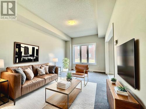 100 Baker Street, Thorold, ON - Indoor Photo Showing Living Room